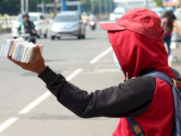 Wow! Inang-Inang 'Jualan' Uang Raup Cuan Jutaan Rupiah Per Hari