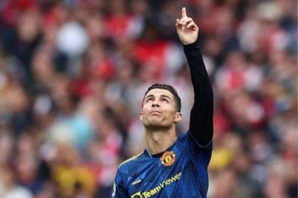 Dalam 30 Menit, 2,3 Juta Pengikut Suka Foto Telanjang Dada Ronaldo Gendong Putri Kecilnya