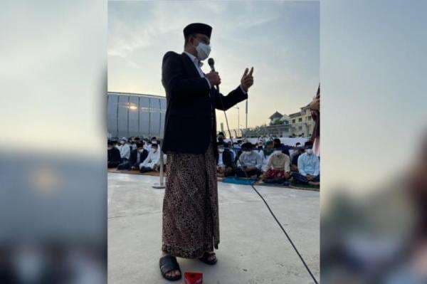 Anies Baswedan Salat Id di JIS, Tampil Fashionable dengan Sarung Batik