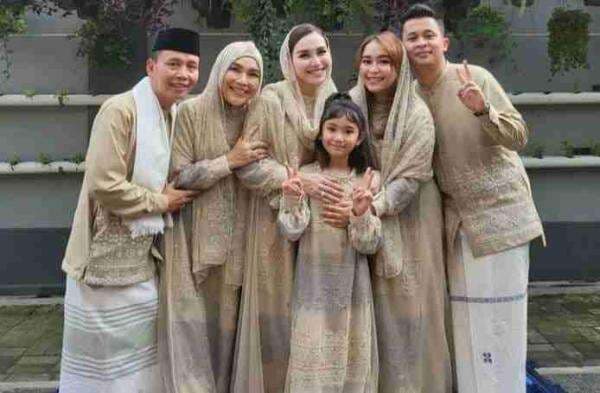 Anak Ayu Ting Ting Minta Hadiah Photocard BTS saat Lebaran, Ada Apa?