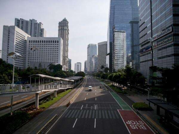 Biasanya Macet Parah, Jalan Jenderal Sudirman Jakarta Kini Sepi Banget