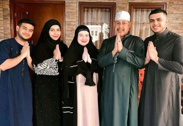 Fadil Jaidi Unggah Foto Keluarga di Hari Lebaran, Netizen: Salah Fokus, Kak Yislam Gemes