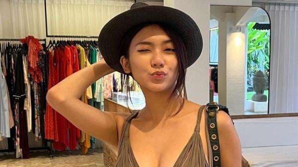 Intip Gaya Rachel Florencia Pakai Bra Abu-abu, Seksinya Bikin Gerah!