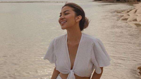 5 Gaya Foto di Pantai ala Ariel Tatum, Seksinya Menghipnotis!