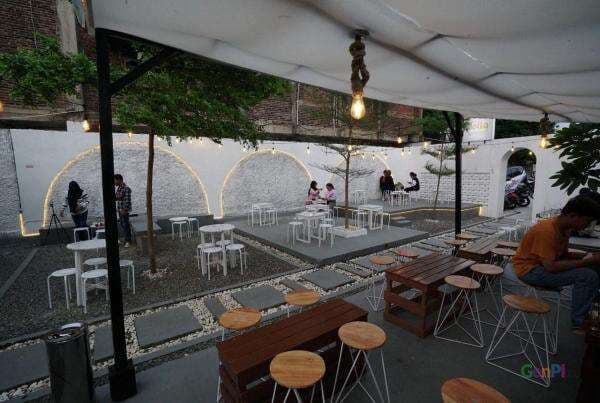 Holla Coffee, Tempat Ngopi Instagramable Berkonsep Minimalis