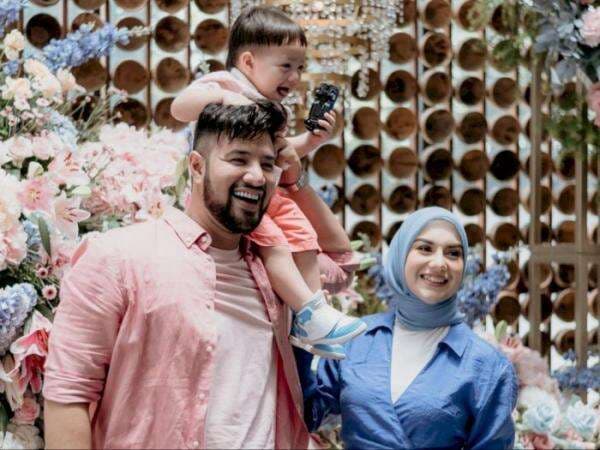 Bersama Suami dan Baby Air, Irish Bella Pamer Baby Bump Anak Kedua saat Lebaran