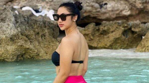 5 Gaya Foto di Pantai ala Anindita Hidayat yang Bikin Cowok Auto Gerah!