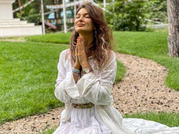 Pose Tanpa Busana di Pohon Keramat Dihujat, Alina Bule Rusia Minta Maaf dan Lapor Polisi Pose Tanpa Busana di Pohon Keramat Dihujat, Alina Bule Rusia Minta Maaf dan Lapor Polisi