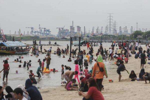 Foto-Foto Libur Lebaran, Pantai Ancol Ramai Pengunjung