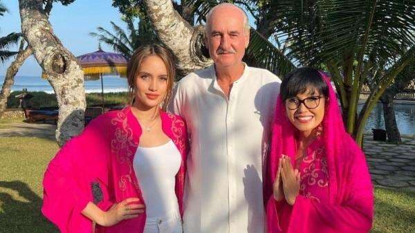 Cinta Laura Cantik Menawan Pakai Kaftan Pink di Momen Lebaran 2022 Cinta Laura Cantik Menawan Pakai Kaftan Pink di Momen Lebaran 2022