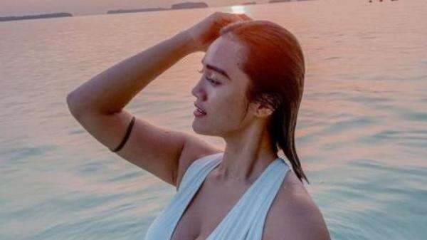 5 Gaya Foto di Pantai ala Jess Amalia, Body Bohay Bikin Salfok!