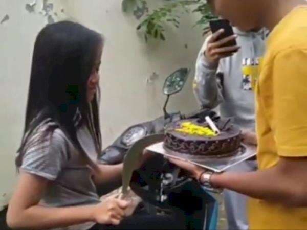 Viral! Pacar dari Anggota Klitih Potong Kue Pakai Celurit, Netizen: Ngeri Amat!