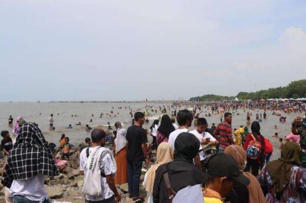 Pantai Tanjung Pasir Tangerang Diserbu Wisatawan, Manfaatkan Libur Lebaran Bareng Keluarga
