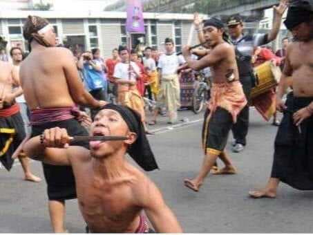 Ngorek, Tunjukkan Kekebalan Orang Sasak