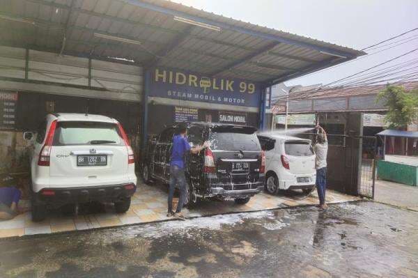 Jasa Cuci Mobil Kebanjiran Order Paska Lebaran, Dapat Rp3 Jutaan per Hari