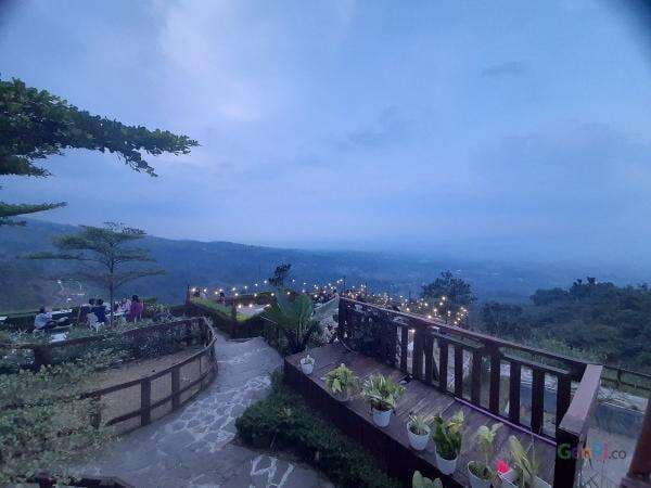 Ngopi Sambil Menikmati Pemandangan Bogor di Taman Fathan Alesano