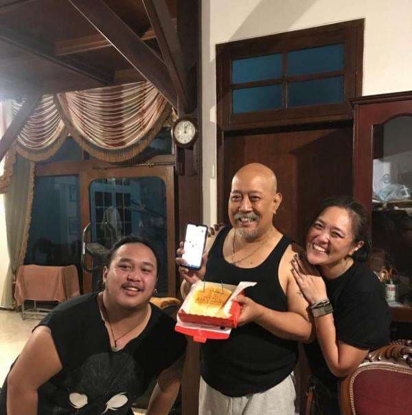 Indro Warkop Dapat Kejutan Istimewa dari Keluarga di Hari Ulang Tahun ke-64