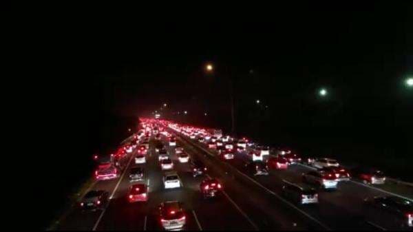 Puncak Arus Balik Lebaran: Malam Ini Tol Japek Macet 12 Kilometer