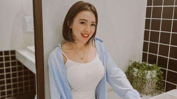 Intip 5 Pose Seksi Wika Salim Pakai Tanktop Putih Ketat di Kamar Mandi