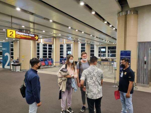 Bersimpuh, Cewek Bule Bugil Viral di Pohon Resmi Diusir dari Bali