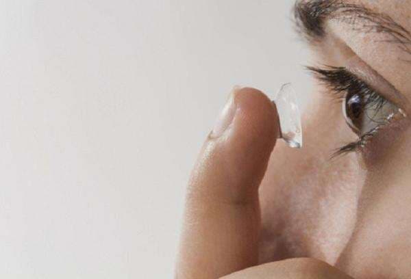 Ini Penyebab Mata Cepat Kering Pakai Kontak Lensa
