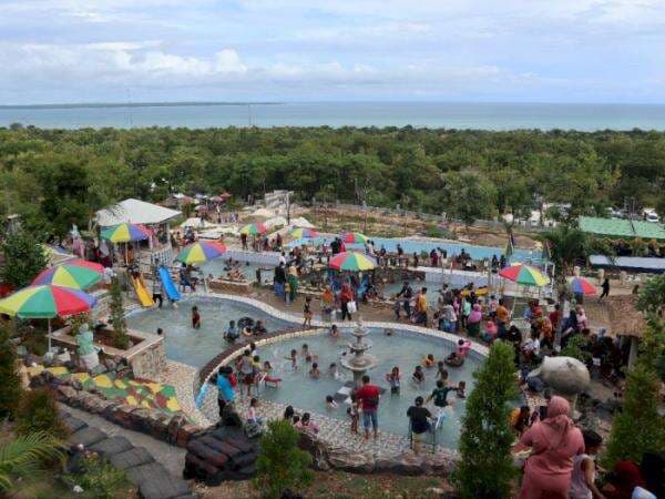 Pemandian Viral di Atas Bukit Ini Dulunya Hutan Angker, Beda Banget Sama Sekarang!