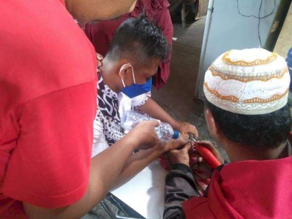 Dramatis! Detik-detik Petugas Damkar Bantu Copot Cincin di Jari Bocah Bikin Bengkak