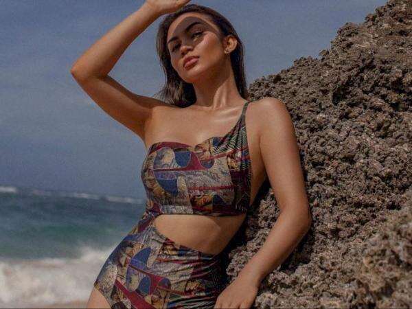 Ariel Tatum Berjemur Pakai Baju Renang, Cantiknya Bikin Silau