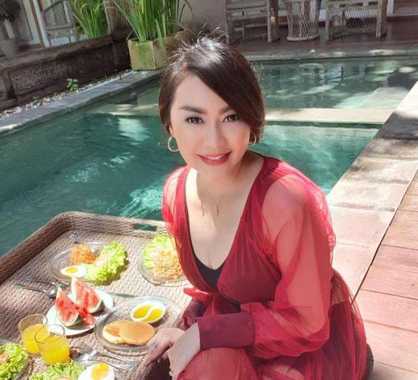 Tessa Kaunang Pakai Blouse On Transparan di Kolam Renang, Cantik dengan Riasan Tipis