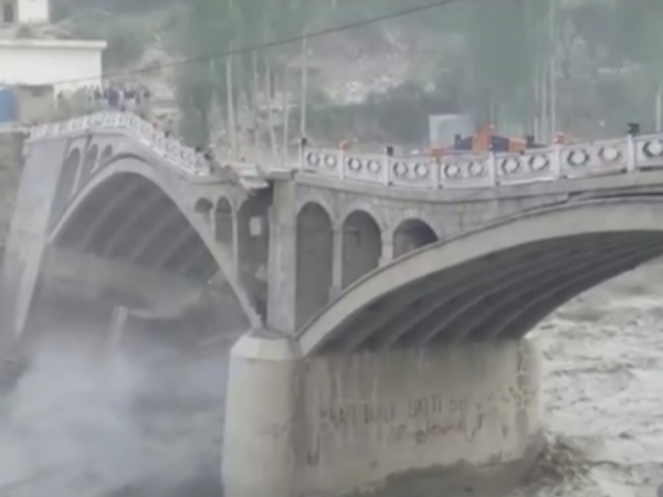 Jembatan Besar Antara Pakistan Dan China Runtuh Karena Gelombang Panas, Videonya Viral di Media Sosial
