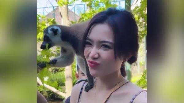 Wika Salim Gemesin Pakai Tanktop, Bagian Tubuh yang Disensor Bikin Netizen Penasaran!