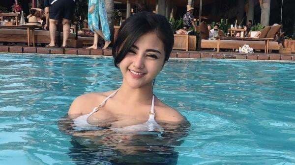 5 Gaya Foto di Pantai ala Tania Ayu, Gak Pernah Gagal Pikat Hati Cowok Genit!