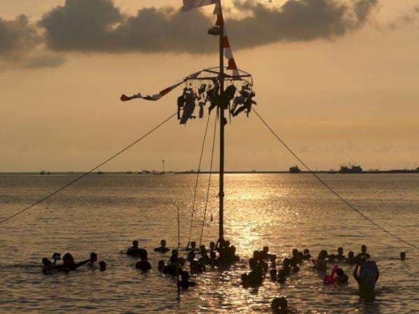 Menantang Maut! Ada Panjat Pinang di Tengah Laut, Menerjang Ombak Demi Hadiah