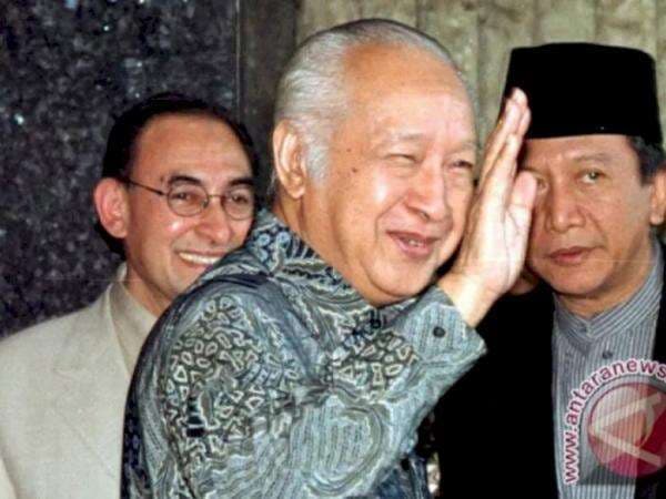 Ngeri! Wartawan Dilempar dari Pesawat Usai Menulis Berita Soal Soeharto Mundur, Benarkah?