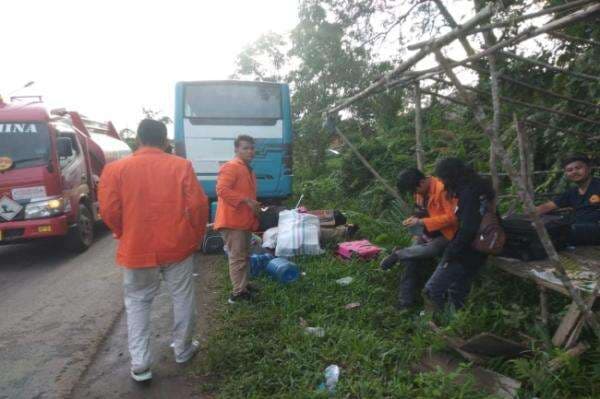 Bus Pengangkut Mahasiswa KKN Terbalik