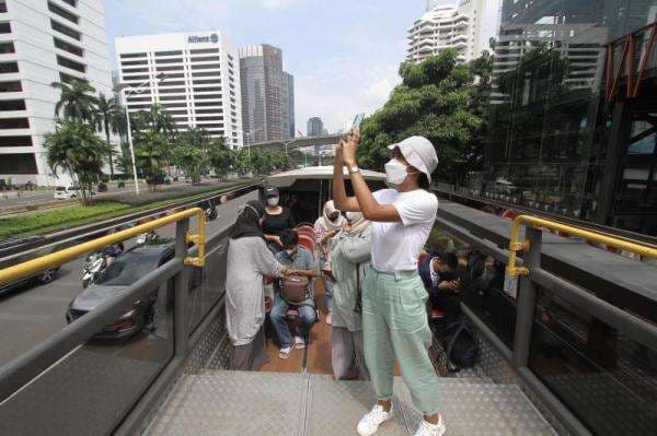 Foto-Foto Serunya Keliling Ibu Kota Naik Bus Tingkat Atap Terbuka, Gratis