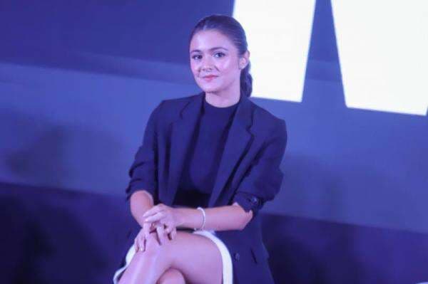 Foto-Foto Amanda Rawles Berbalut Hitam-Putih dan Sepatu Kasual, Cantik Banget!