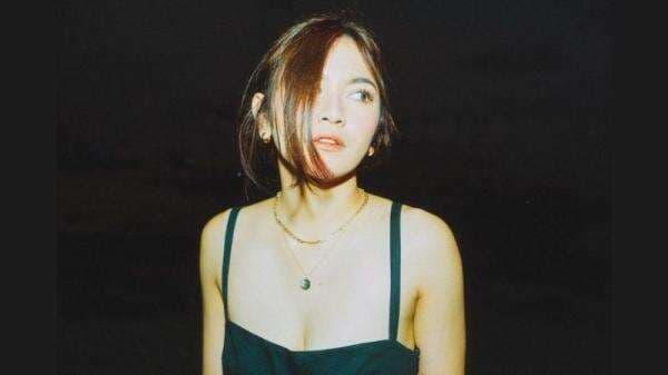 Seksinya Gaya Mahalini Pakai Dress Lengan Buntung, Netizen: Bikin Gemes!