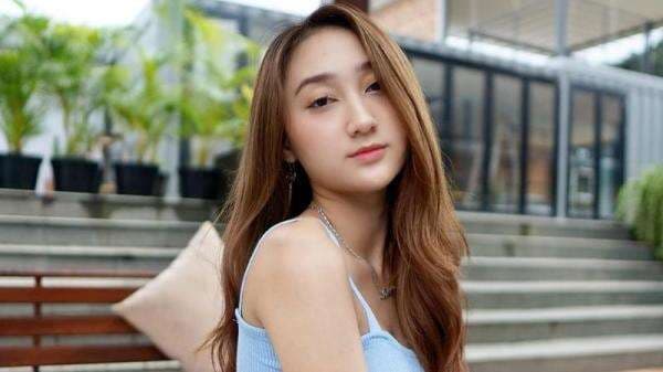 5 Gaya Foto di Pantai ala Sandrina Mazaya yang Makin Seksi, Pesonanya Bikin Merinding!