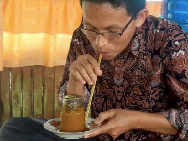 Aneh! Minum Kopi di Sini Kok Gelasnya Terbalik?