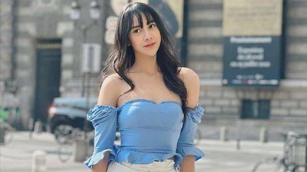 4 Potret Seksi Anya Geraldine Pakai Baju Sabrina di Paris, Malu-Malu Kucing Pamer Bahu Mulus!