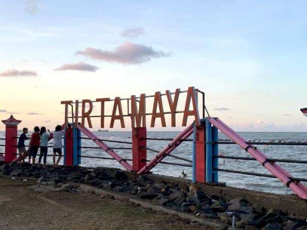Gak Cuma Indah, Ada Jejak Sejarah Islam di Pantai Legenda Tirtamaya! Seperti Apa?