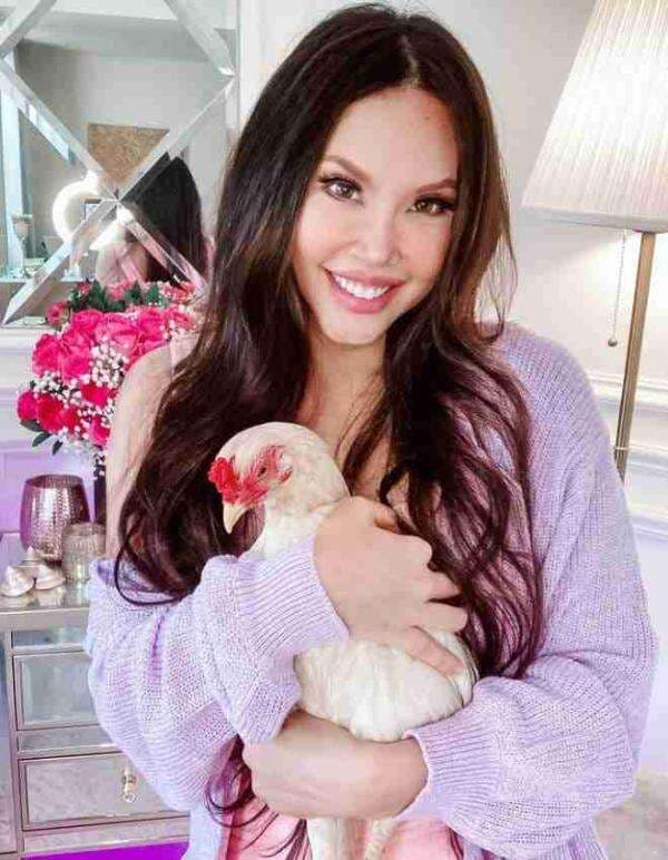 Mengenal Chiki, Ayam Kampung Peliharaan Chef Vindy Lee yang Hidup Mewah