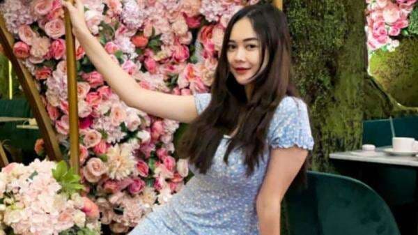 7 Potret Seksi Aura Kasih yang Makin Aduhai, Netizen: Janda Hot Idaman Brondong! 7 Potret Seksi Aura Kasih yang Makin Aduhai, Netizen: Janda Hot Idaman Brondong!