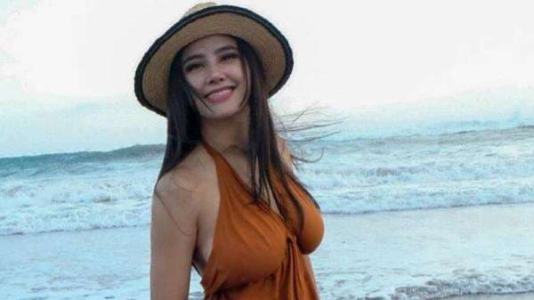 5 Gaya Foto di Pantai ala DJ Joana, Janda Seksi Bikin Geregetan!