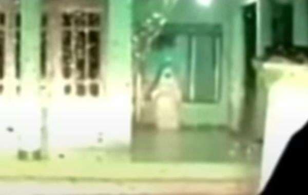 Hiii… Sosok Berpakaian Putih Terekam Kamera di Rumah Kosong Hiii… Sosok Berpakaian Putih Terekam Kamera di Rumah Kosong