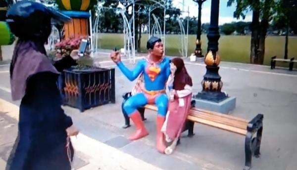 Viral Patung Super Hero di Purworejo, Ada yang Gendong Anak hingga Bermain Layangan Viral Patung Super Hero di Purworejo, Ada yang Gendong Anak hingga Bermain Layangan