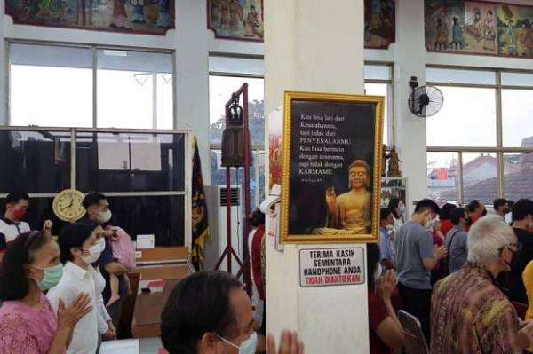 Digelar Secara Offline, Perayaan Waisak di Vihara Silaparamita Dipenuhi Lansia