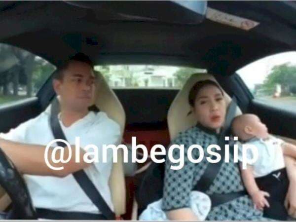 Rayyanza Bikin Iri, Masih Bayi Sudah Diajak Jalan Raffi Ahmad-Nagita Naik Ferrari Rayyanza Bikin Iri, Masih Bayi Sudah Diajak Jalan Raffi Ahmad-Nagita Naik Ferrari