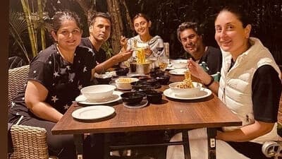 Kareena Kapoor Tampil Santai Saat Makan Dinner Bersama Tim Kerja di Kalimpong
